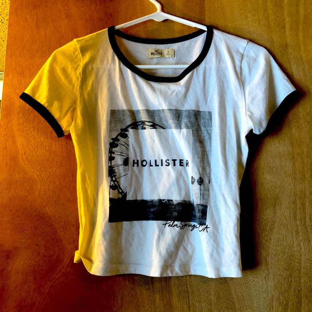 Cropped Hollister shirt size small in very good condition